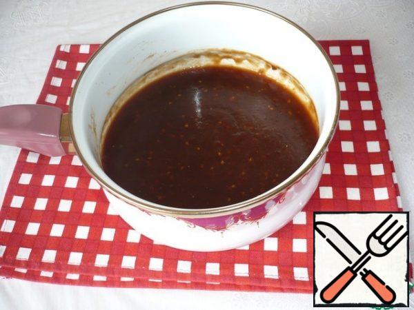 Pour the sauce into a saucepan and put it on the fire. In the hot sauce, pour a thin stream of starch with water and mix quickly so that no lumps form. The sauce is ready.