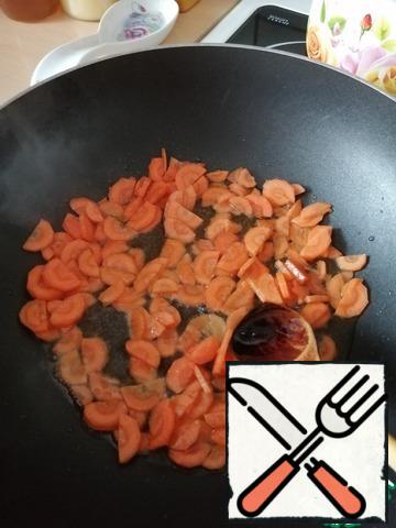 Cut the carrots into thin half-rings.
Heat the oil and fry the carrots, sprinkling them with sugar, for about 2 minutes.