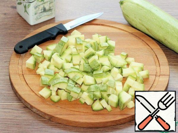 Cut the zucchini into small cubes.