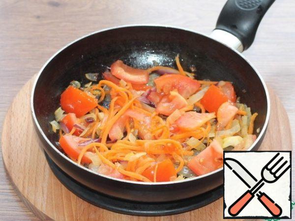 To the sauteed vegetables, add the sliced tomato, simmer for 3 minutes.