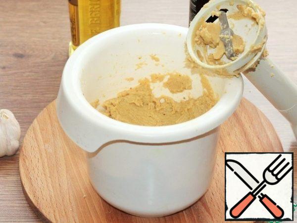 Put the cooled chickpeas in the bowl of a blender. 2-3 tablespoons of chickpeas are left. In a bowl, add: 100 ml of chickpea broth, 1-2 tbsp olive oil, 1 tsp balsamic, 1/4 part vegetable roast, 1-2 cloves of garlic, curry, salt and pepper. Grind the mass with a blender until smooth. Adjust the thickness of the paste to your taste by adding a decoction.
The remaining chickpeas are fried in a frying pan, where they were prepared for frying.