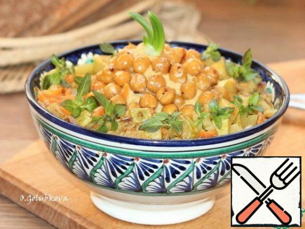 We put the chickpea mass in the bowl (middle) and the zucchini with vegetables around the edges. Sprinkle the chickpea spread with fried sesame seeds, and the vegetables with small basil leaves. 

