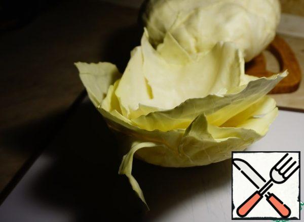 I just want to share a life hack. Very often, when we traditionally cut the cabbage and chop it, the cabbage begins to deteriorate on the cut. But if you cut off the leaves, then this effect will not be.