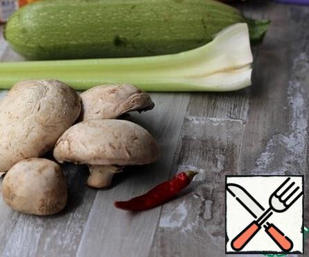 Prepare the ingredients. Wash the zucchini, celery, and mushrooms with a damp cloth.