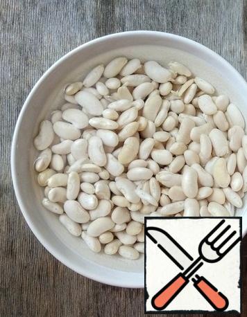 Soak the beans in cold water overnight. After that, wash the beans a couple of times, put them in a saucepan, pour water, add salt (0.5 tbsp.) and boil until tender, about 50-60 minutes. Toss the finished beans in a colander.