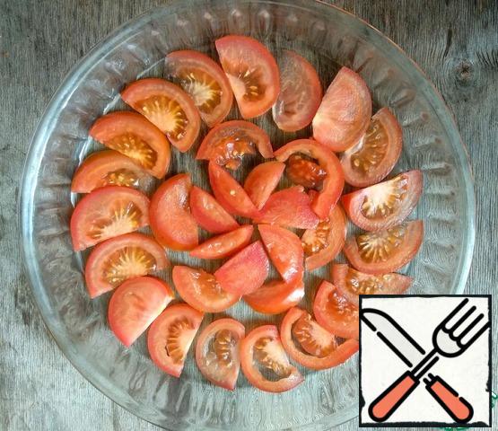 Wash the tomatoes, cut into slices. At the bottom of the mold, spread out the slices of two tomatoes.