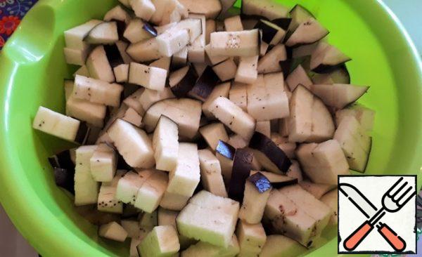 Cut the eggplant into small cubes, send it to fry to the onion.