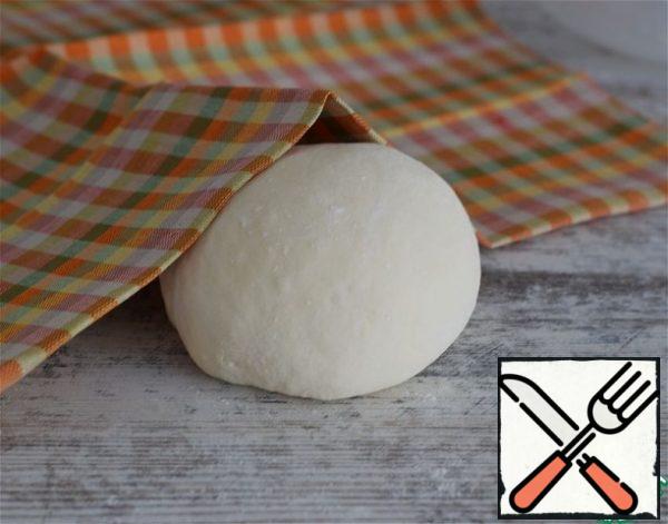 Mix warm water with sifted flour and salt. Knead a soft, plastic, but rather dense dough. Flour may need a little more or less. Put the dough in a bowl, tighten the container with plastic wrap and leave to "rest" for 25-30 minutes.