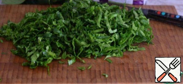 While the dough is "resting", prepare the filling.
Spinach is well washed, dried and randomly chopped. Not very small.
Part of the spinach can be replaced with sorrel.