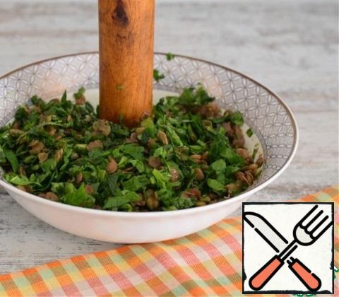Mix the spinach with the lentils, add 2 tablespoons of olive oil, add salt to taste, season with pepper and lightly rub the filling (with a pestle or just mash with a spoon), so that the spinach will let the juice out, and part of the lentils will turn into a puree.