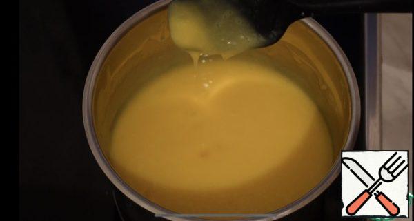 Then we pour everything back into the saucepan, put it on medium heat, constantly stirring the thickening of our cream, and leave it to cool completely, then beat the butter at room temperature and combine with the cream