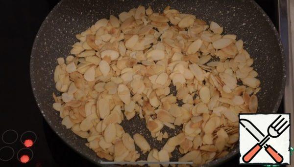Fry the almond petals