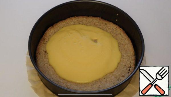 On the first cake pour half of the cream all well distributed over the surface