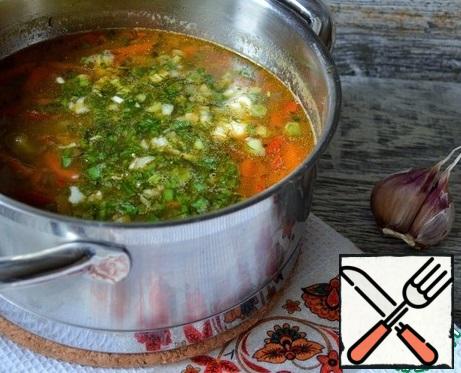 Wash the greens, dry them, chop them with garlic, and add them to the soup.
Boil, add salt to taste. Remove from the heat, let stand for 10 minutes, remove the bay leaf.