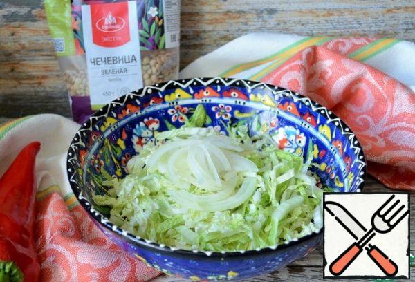 Cut the Peking cabbage and onion thinly and rub lightly with salt.
