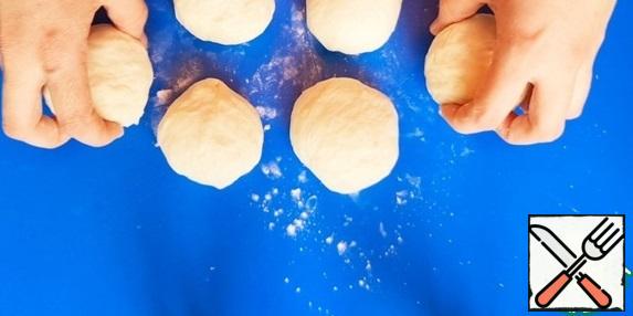 The dough is also divided into 6 parts, each piece is rolled into a ball and covered with a film.