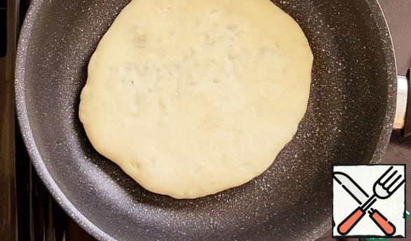 Next, roll out the dough with cottage cheese into a thin flat cake (5-7mm). In the same way, prepare all the tortillas. Fry the tortillas with cottage cheese in a preheated dry frying pan over medium heat.
