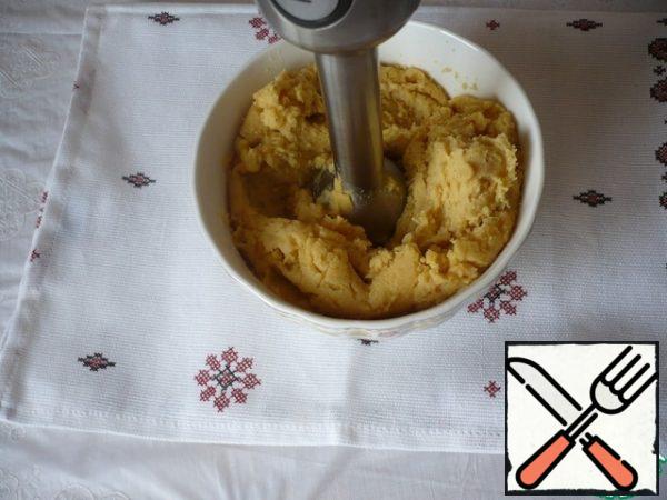 The finished boiled peas are crushed with a blender to a creamy state.