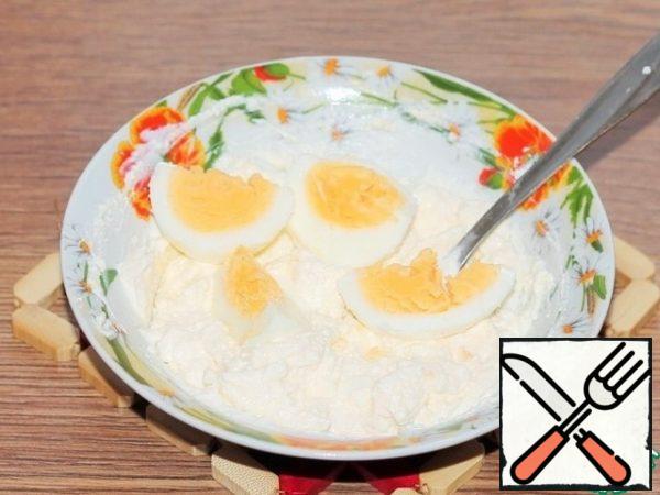 Hard-boiled eggs cool in cold water, peel and crush with an egg cutter or fork. Mix all the products.