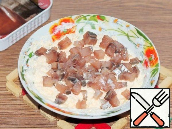 Herring fillet, pieces finely cut into cubes and mix with the curd mass. Fill the curd mass with herring brine. I have all the brine from the jar went to the gas station. I didn't add salt and pepper, everything was in the herring brine. Chopped herring and brine, give the mixture a more pleasant taste than salt.
Herring can be replaced with sprat, and then fill with keel brine.