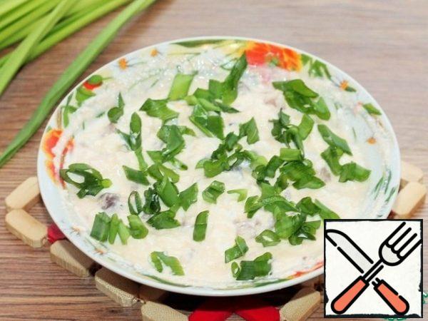 And at the end of cooking, chop the green onions finely and mix in the curd mixture. It does not need much, it is enough, as in the photo.