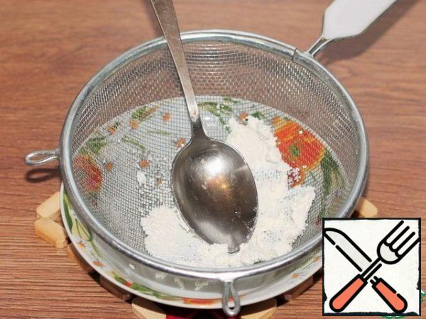 Rub the cottage cheese with a spoon through a sieve. From the mashed cottage cheese, the snack turns out more tender and tastier.