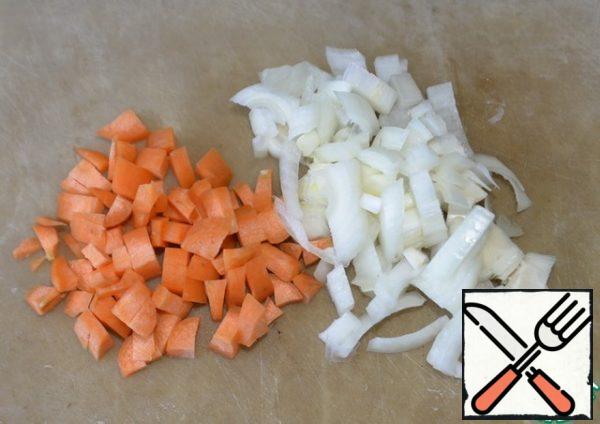 Peel the onions and carrots and cut them into small cubes.
