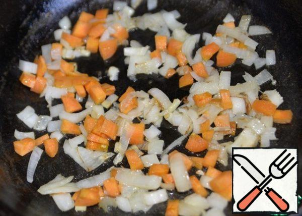 In the same pan, add the oil and fry the carrots and onions until lightly golden.