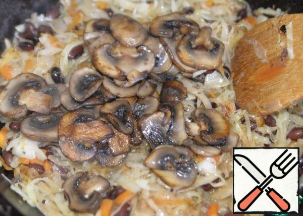 Put the fried mushrooms, stir, turn off the fire.