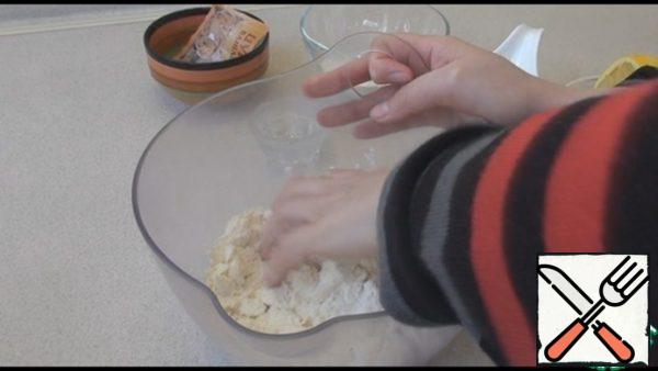 Then add the remaining flour. The dough does not need to be kneaded for a long time, just collect it in a ball.