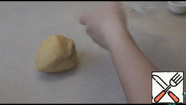 We put the dough in a bag and send it to the refrigerator for 30 minutes.