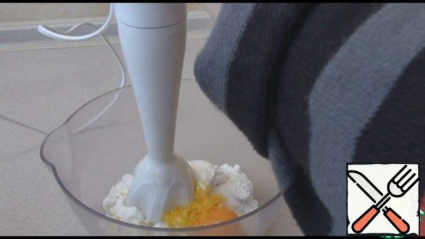 For the filling, cottage cheese, sugar, vanilla sugar, sour cream, egg yolks, juice and lemon zest will be beaten with a blender into a homogeneous mixture.