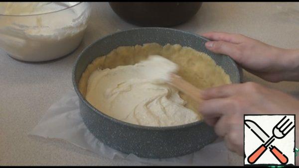 Spread the curd filling alternating with blueberries.