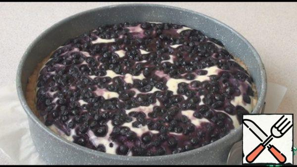 The finished cheesecake is allowed to cool and put in the refrigerator for 1 hour.
