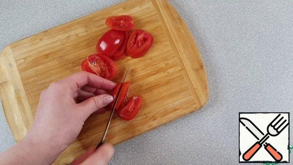 Cut the tomatoes into thin plates
