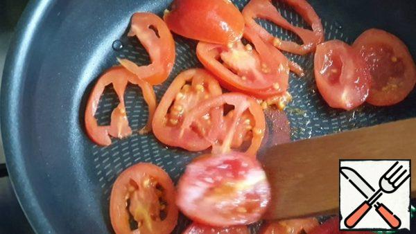 For frying, add a little olive oil to the pan, spread the tomatoes, fry on both sides over low heat for about a minute