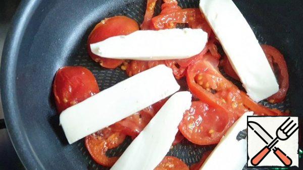 Spread the cheese on the fried tomatoes