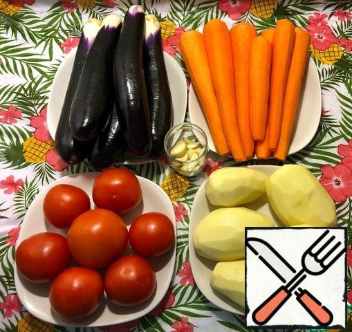 Wash and peel the carrots, potatoes, eggplant, tomatoes and garlic.
