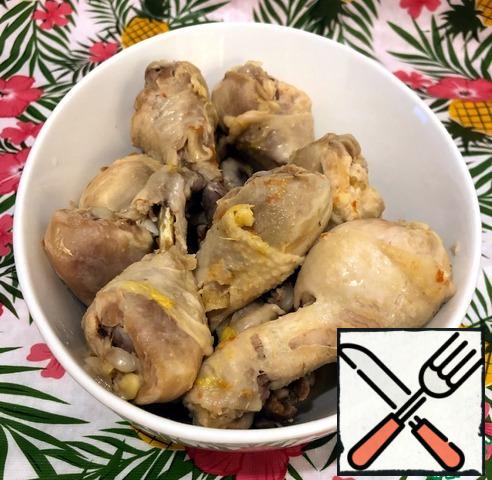 Remove the finished chicken drumsticks after 30 minutes with a skimmer or spoon. Try to leave all the broth in the pan for the subsequent cooking of vegetables.