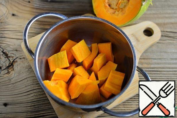 Peel the pumpkin, fill it with water, and put it to boil. You can add allspice and bay leaf.