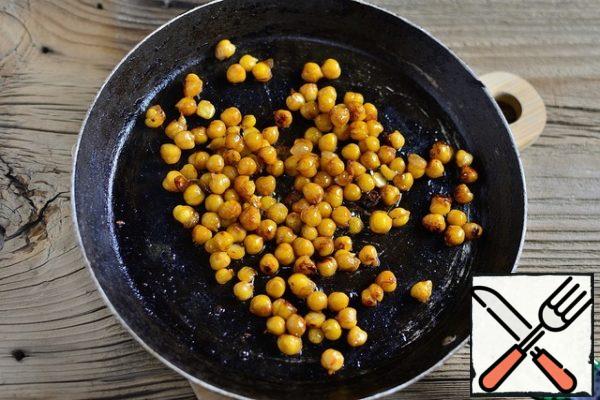 Fry the chickpeas in a frying pan with the addition of oil and soy sauce until light brown, ready to cover with a lid so as not to cool.