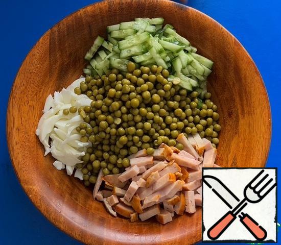 Boil the egg, divide the whites from the yolks, cut the whites into strips. Cucumbers cut into strips, turkey is also cut into strips. In a bowl, combine the egg, cucumbers and turkey, add the green peas.