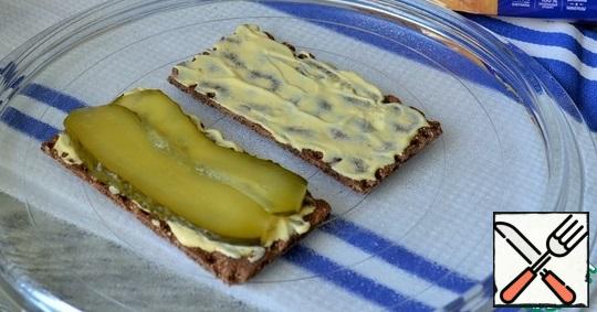 Spread 1 tsp of mayonnaise sauce on the bread, put thin slices of pickled cucumber.