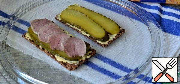 Put thin pieces of meat on cucumbers.