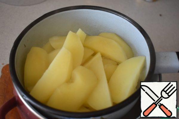 Wash and peel the potatoes. Cut it into slices, fill it with cold water. Bring to a boil and cook for 5 minutes. Toss in a colander.