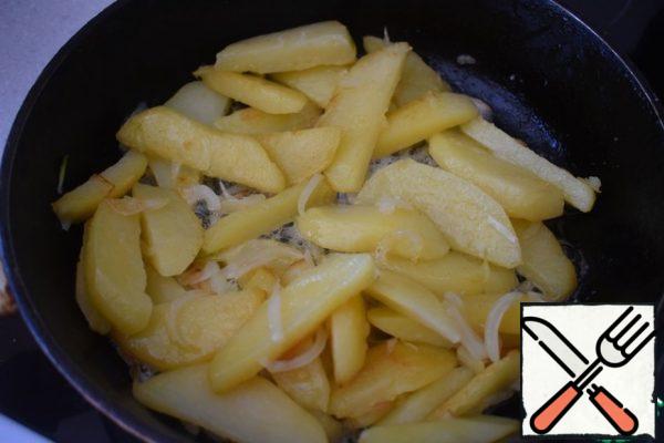 Heat the sunflower oil in a frying pan, lightly fry the potatoes. Add the butter and chopped onion. Add salt and pepper and fry until the potatoes are ready for 20-25 minutes.