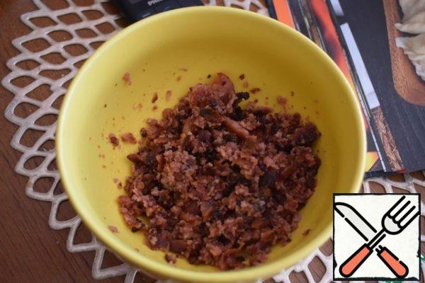 Chop the sausage into crumbs. I did it with a mixer. Fans of spicy food can add red pepper to taste.