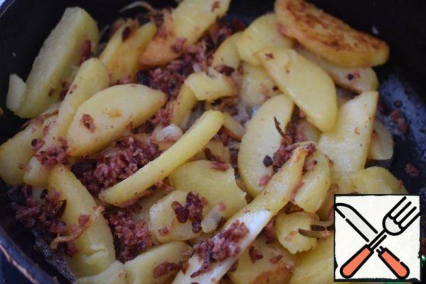 Sprinkle the finished potatoes with sausage crumbs and serve.