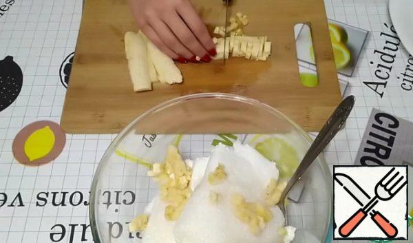Peel the banana. Cut into small cubes.
Add to the curd mass.