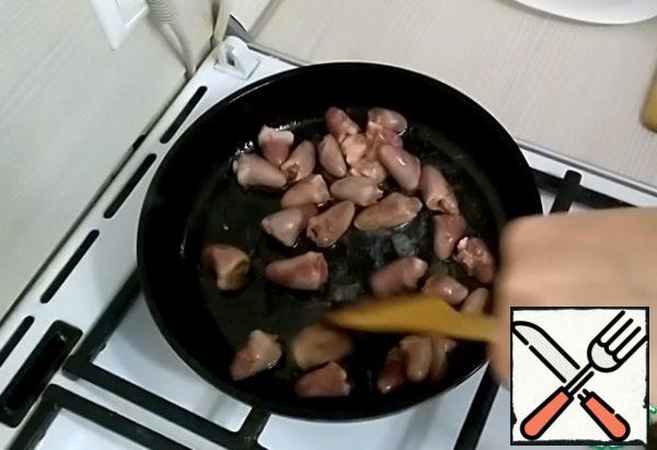 Heat the vegetable oil in a frying pan.
Spread the chicken hearts.
Fry them on all sides.